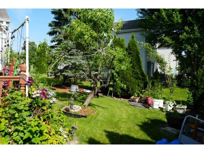 Building Photo - 127 Amberly Dr
