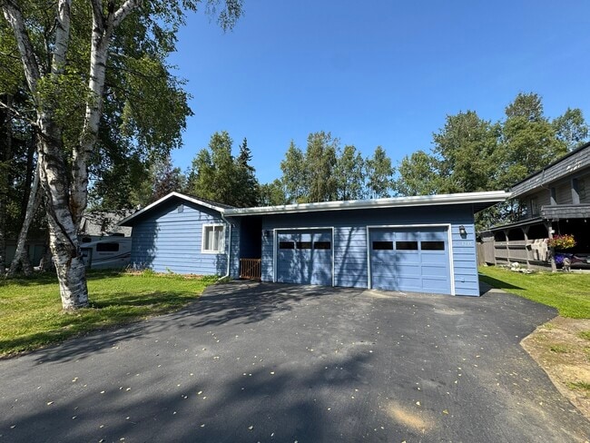 Building Photo - 1233 Crescent Dr