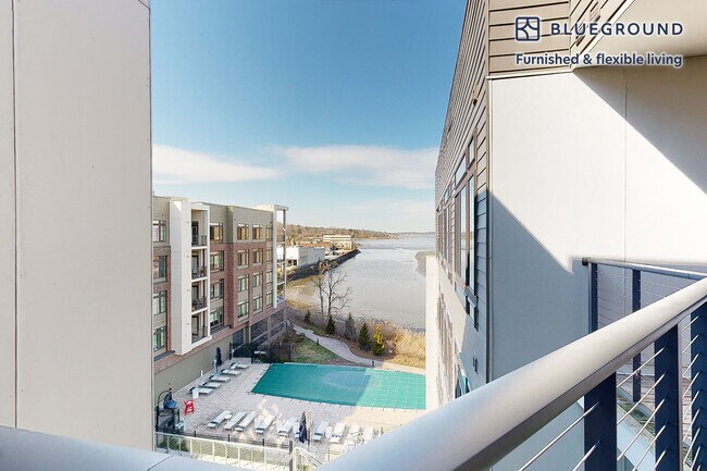 Foto del edificio - 240 E Shore Rd