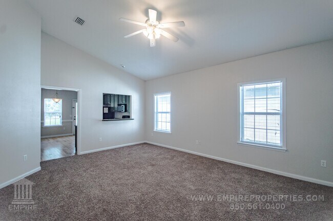 Foto del edificio - Spacious home near Wilson Green