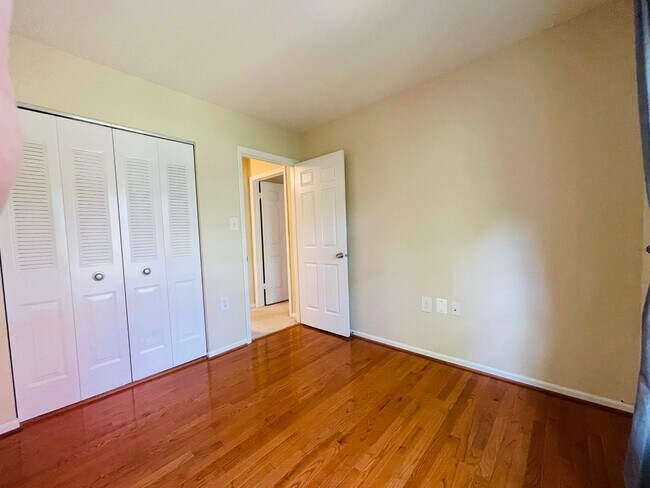Building Photo - ALEXANDRIA - CHARMING TOWNHOUSE CLOSE TO P...