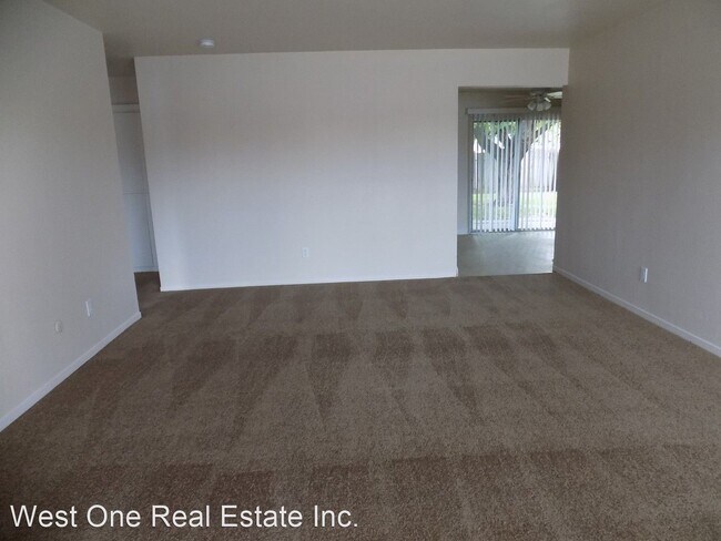 Foto del edificio - 3 br, 1.5 bath House - 498 Hintz Ave
