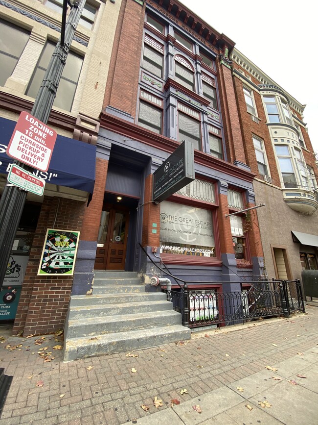 Building Photo - 207 4th St S