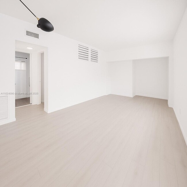Building Photo - 1110 Venetian Way