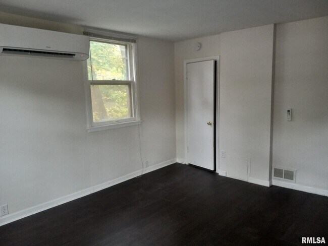 Building Photo - 735 20th Ave