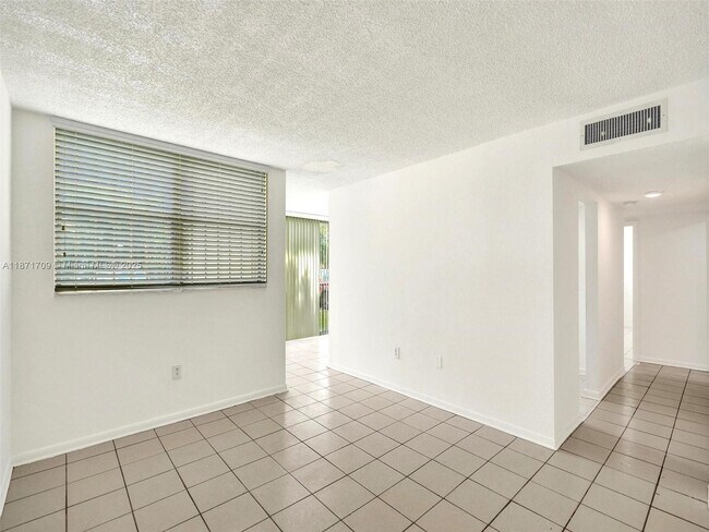 Foto del edificio - 9401 SW 4th St
