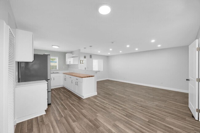 Building Photo - 1603 Vuelta Grande Ave