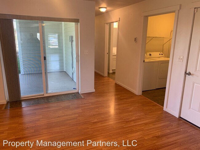 Building Photo - 2 br, 1 bath House - 311 E I St