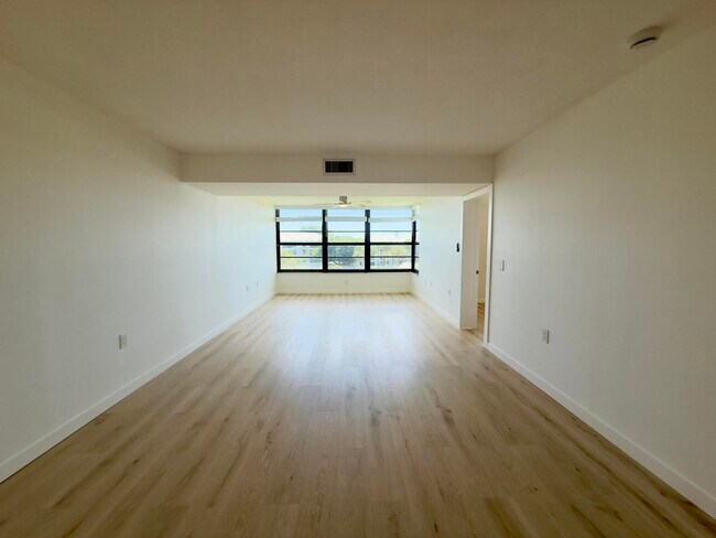 Foto del edificio - 3710 Whitehall Dr