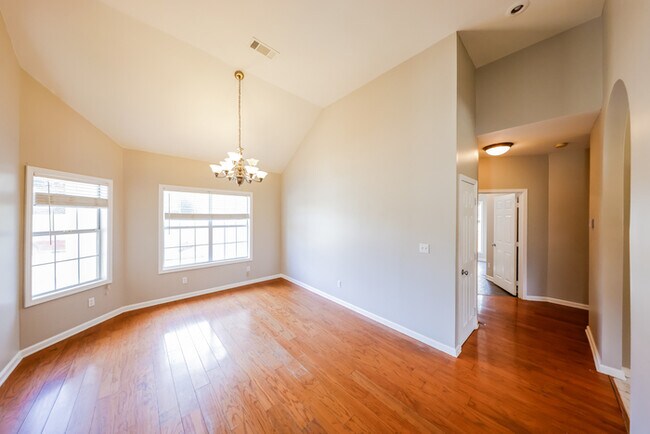 Building Photo - Stunning 3-Bedroom