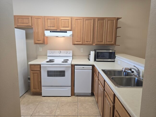 Building Photo - 204 Ann Cir