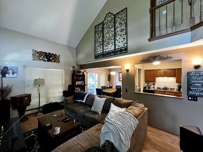 Foto del edificio - 901 Little Falls Ct
