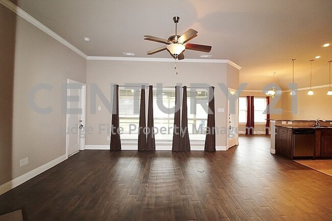 Building Photo - Wonderfully Maintained 3/2/2 in Waxahachie...