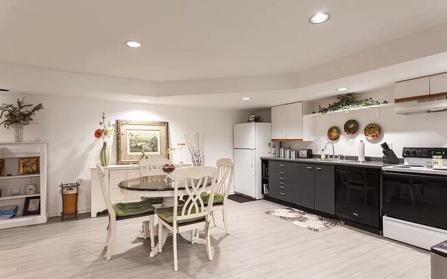 Eat-in Kitchen - 4611 Roland Ave