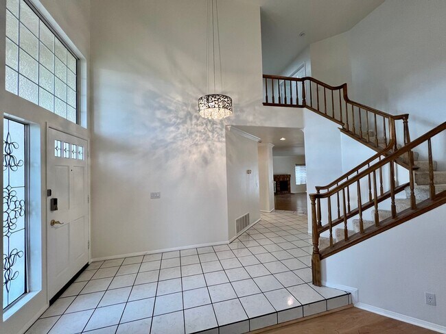 Foto del edificio - Beautiful 4 Bedroom Single Family Home with Pool and Pool Service Included for Lease in Rancho Cu...