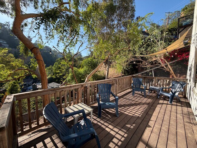 Foto del edificio - Extensively Remodeled Mount Washington Home with Expansive Deck, Bonus Flex Space & Architectural...