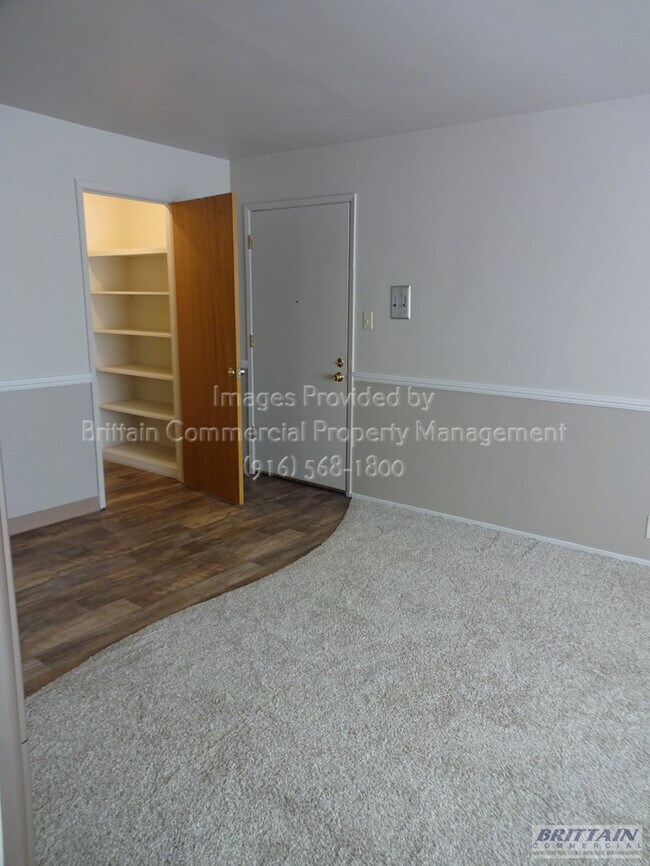 Foto del edificio - 5492 Carlson Dr