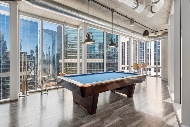 Foto del edificio - 215 W Lake St