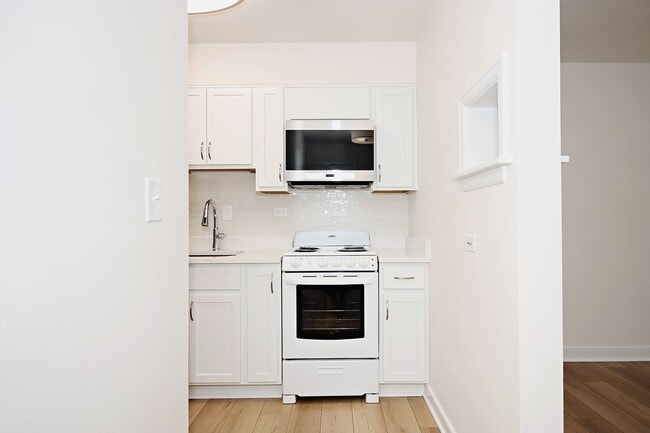 Building Photo - Student-Friendly 1BR Apartment Near The School of Data Science