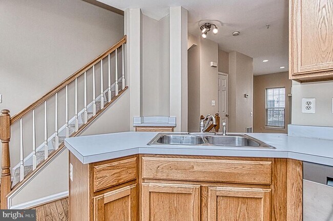 Building Photo - 5832 Cowling Ct
