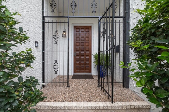 Building Photo - 7922 Woodway Dr