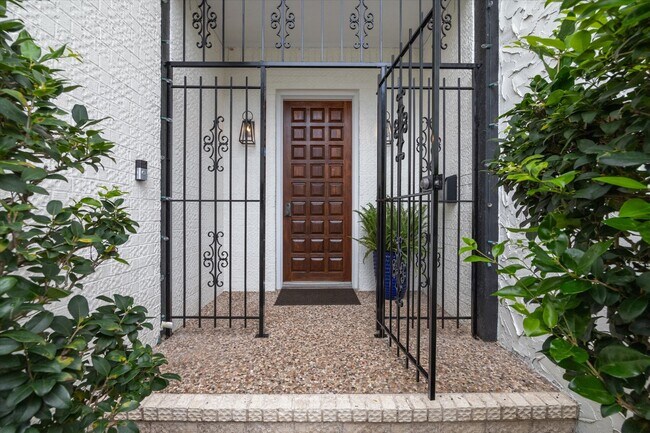 Foto del edificio - 7922 Woodway Dr
