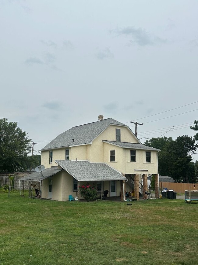 Building Photo - 1211 Pine St