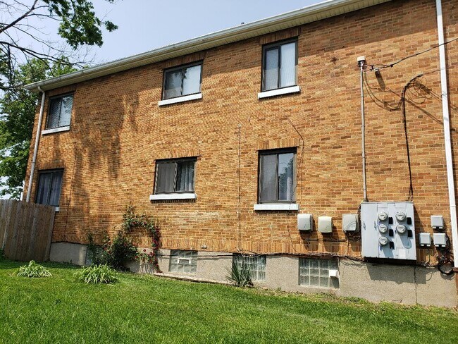 Atrio con tragaluz y balcones interiores - 4525 Roth Ave