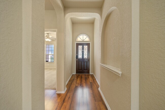 Foto del edificio - Spacious 4-Bed Home with Island Kitchen, Private Patio & Fenced Yard in Schertz