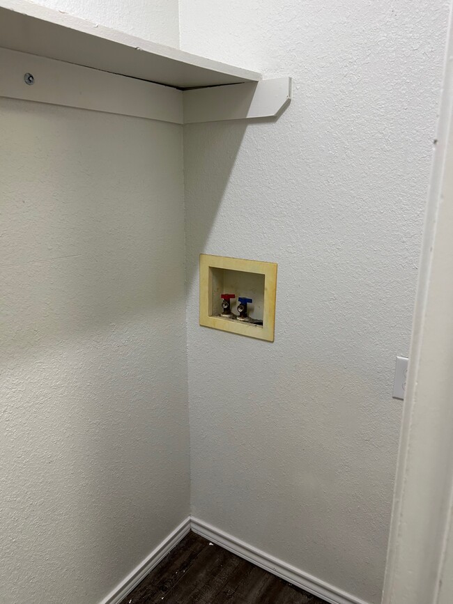 Building Photo - 434 S Nixon St