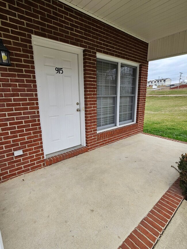 Building Photo - 915 Nottingham Dr