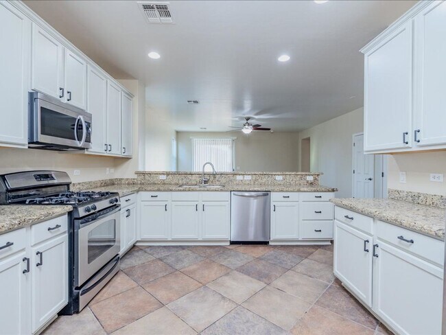 Foto del edificio - 4 bedroom, 2 bath, 2 car garage