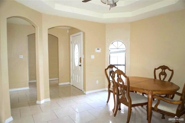 Building Photo - 11 Tulip Cir
