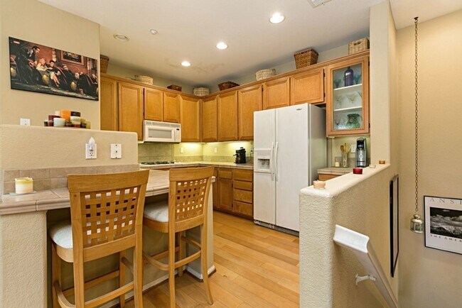 Foto del edificio - Charming and Bright Condo Available Soon!