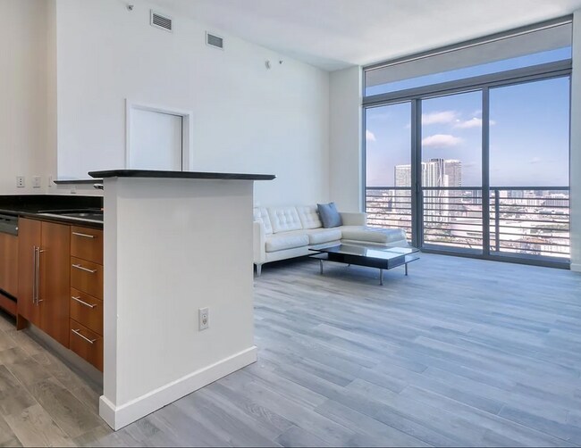 Foto del edificio - 335 S Biscayne Blvd