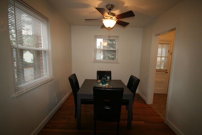 Building Photo - Lovely End Unit Townhouse / W&D / Near Duk...