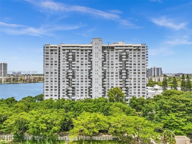 Foto del edificio - 2780 NE 183rd St