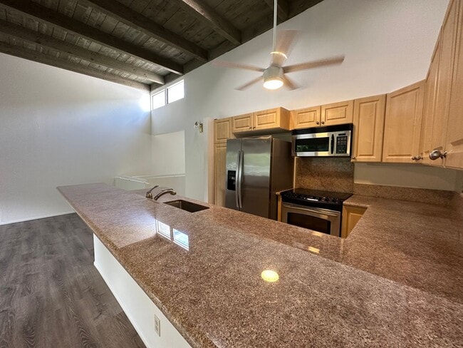 Building Photo - Upgraded 3 bedroom/2 bath townhome at Yach...