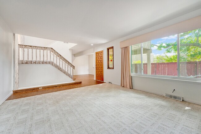 Foto del edificio - Spacious 3-Bed Condo with Finished Basement