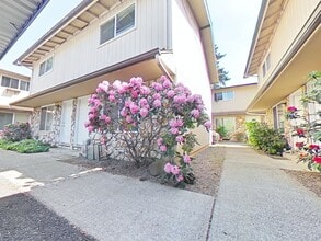 Building Photo - 110 NE Conifer Blvd