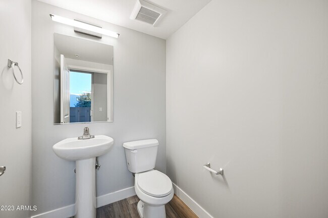 Foto del edificio - 1023 W 5th St