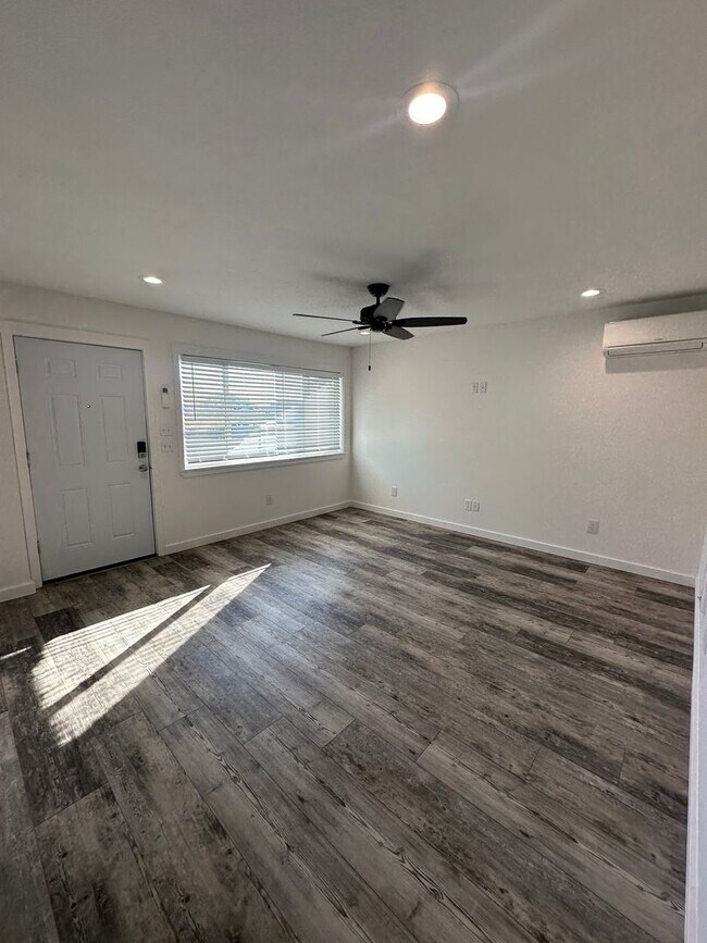 Foto del edificio - Recently Remodeled, Large 1 bedroom Duplex