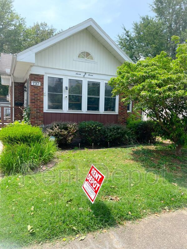 Primary Photo - 737 S Englewood Ave