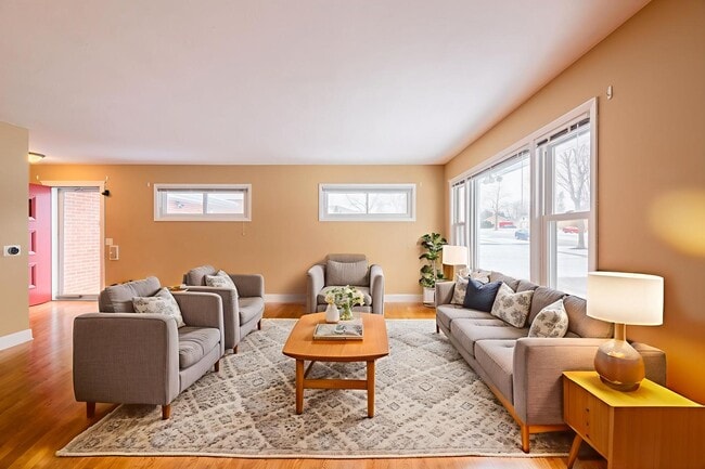 Foto del edificio - 114 N Forest Ave