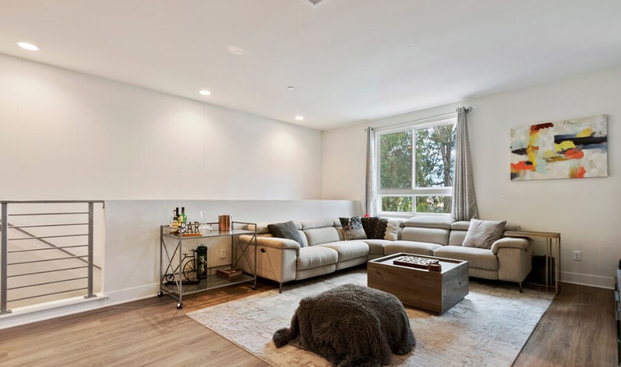Primary Photo - 2113 N Cahuenga Blvd Los Angeles, CA 90068
