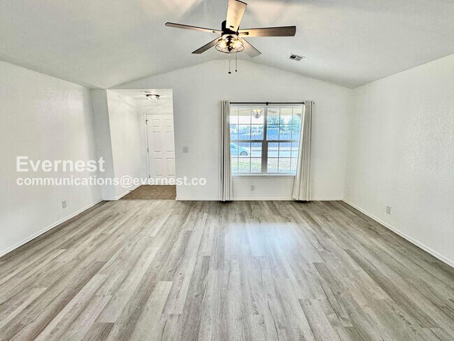 Foto del edificio - 3 Bed/2 Bath Home with Fenced Yard & Garage / Pet-Friendly / Available Now!