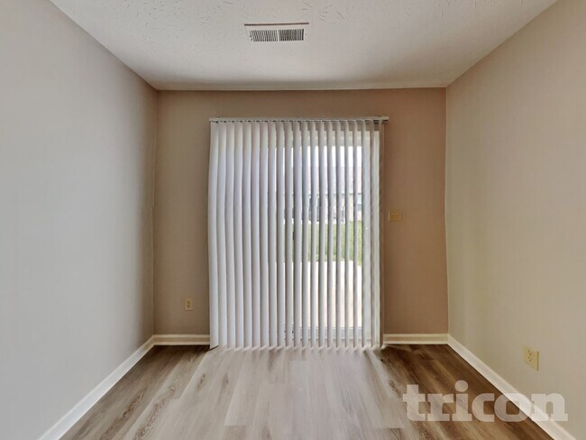 Building Photo - 1806 12 Oaks Dr