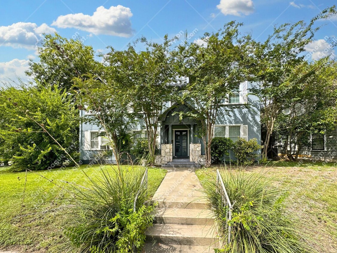 Foto principal - 103 Blue Bonnet Blvd