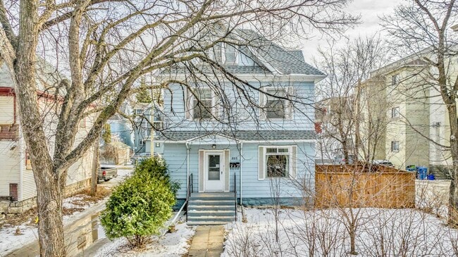 Building Photo - 532 Wardlaw Av