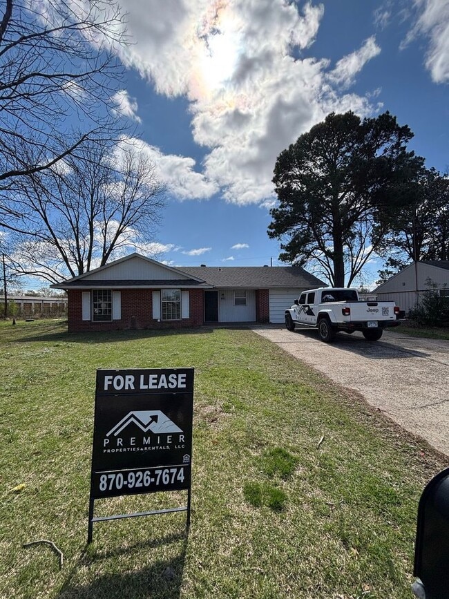 Building Photo - 1800 Fairlane Ave